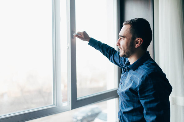 Lieber Stoßlüften als das Fenster stundenlang auf Kipp zu stellen.