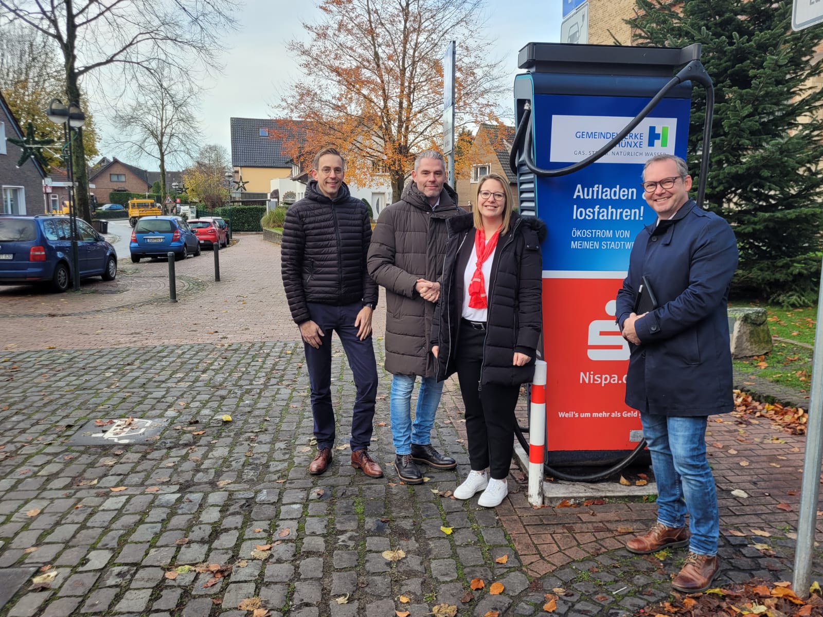 Einweihung der neuen Ladesäule in der Dorstener Straße. V. l. n. r.: Jan Paul Hagedorn (Techn. Geschäftsführer der Gemeindewerke Hünxe), Michael Häsel (Kaufm. Geschäftsführer der Gemeindewerke Hünxe), Anna Kisters (Niederrheinische Sparkasse RheinLippe) und Hünxes Bürgermeister Dirk Buschmann.