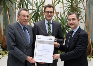 Hans-Joachim Giersch und Christian Creutzburg, beide Geschäftsführer der GWH, erhalten die Urkunde vom Geschäftsführer der DVGW-Landesgruppe NRW, Heinz Esser.